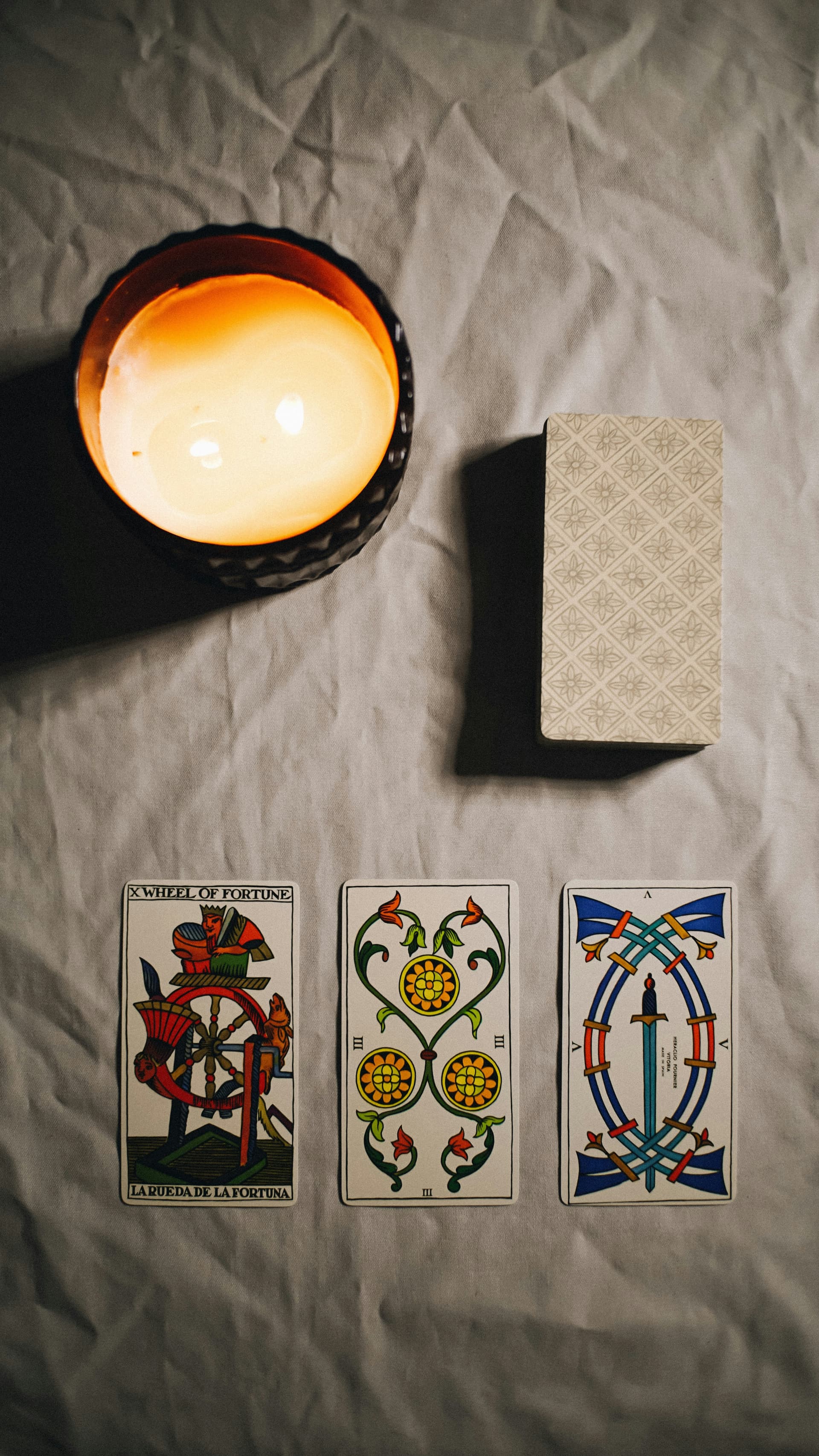 Tarotkort med ett brinnande ljus
