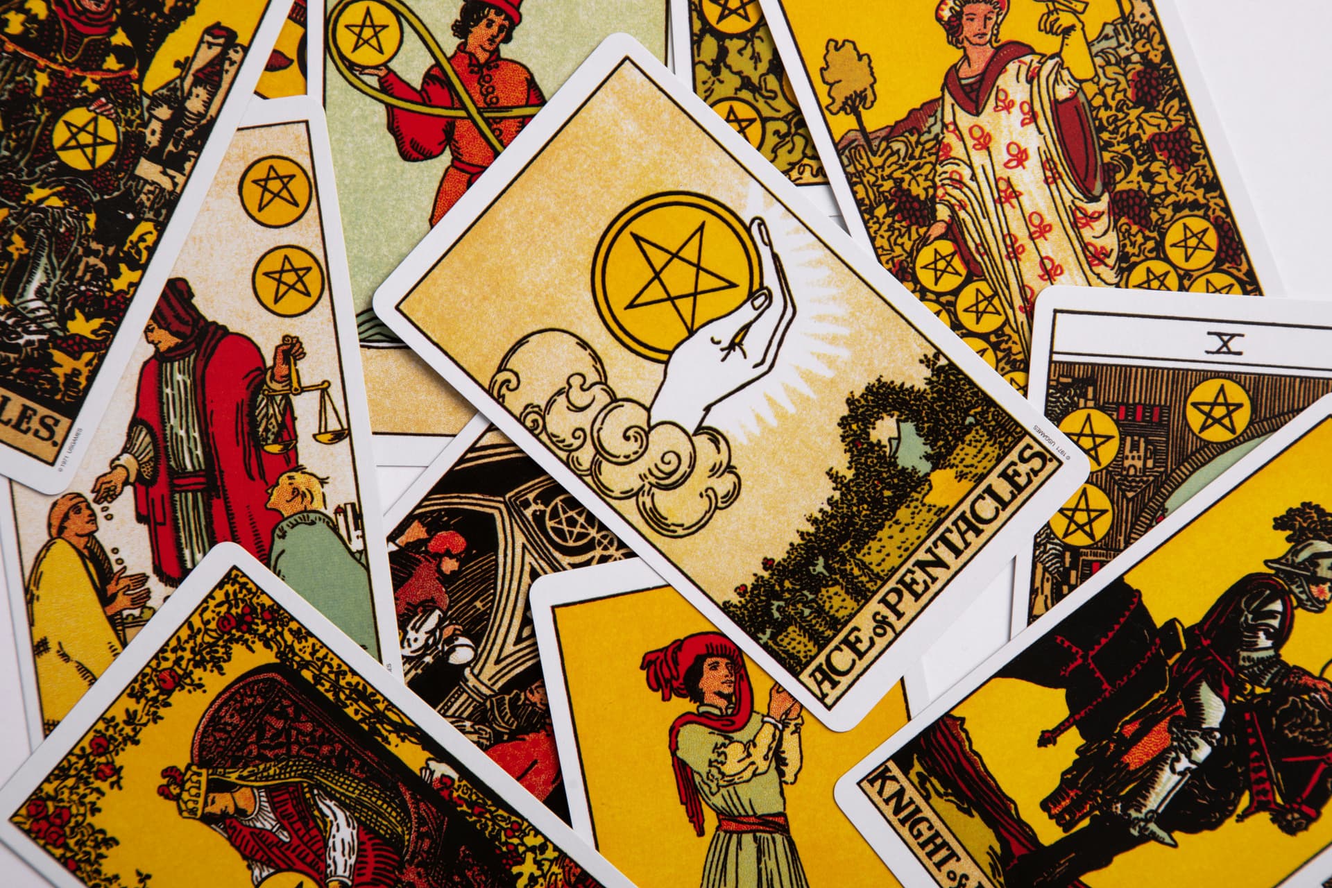 Rider-Waite tarotkort spridda på ett bord